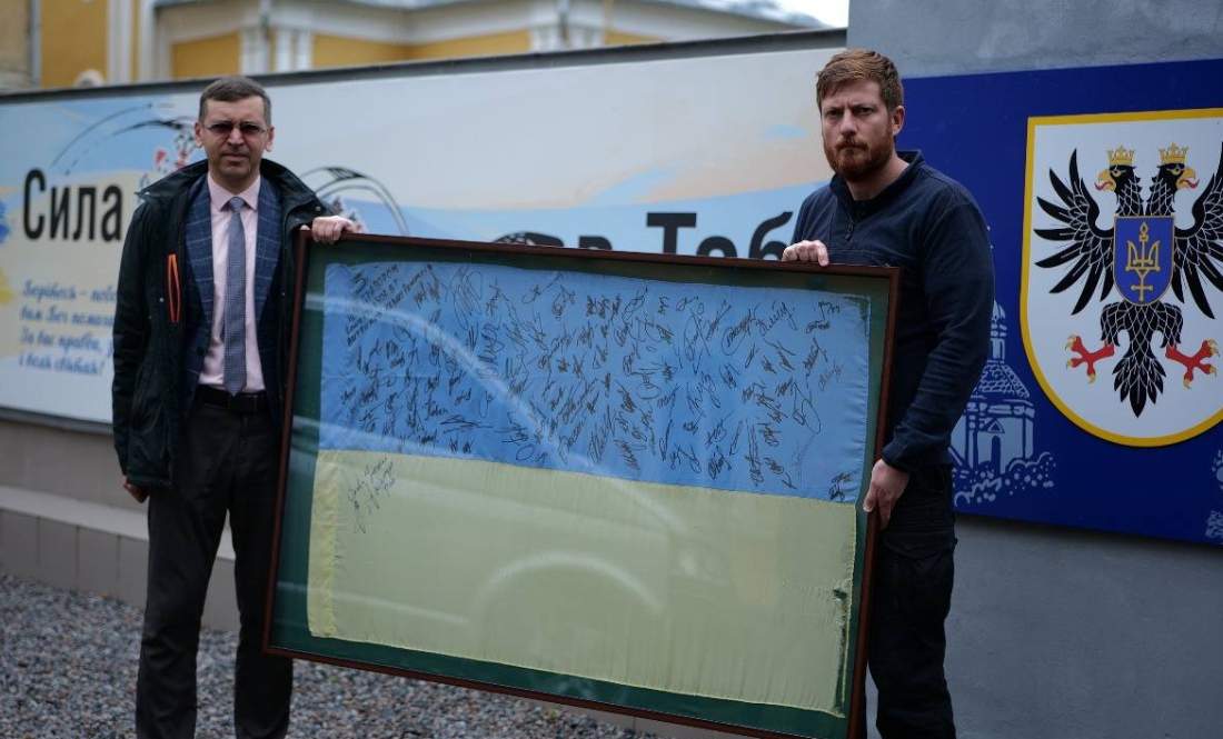 Максим Блакитний і Віктор Писанко. Прапор військових медиків Чернігова передали до музею