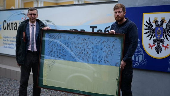 Максим Блакитний і Віктор Писанко. Прапор військових медиків Чернігова передали до музею