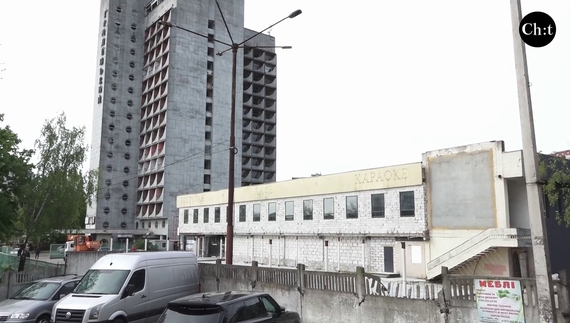 В будівлі Градецького зараз ведуться будівельні роботи, територія огороджена парканом