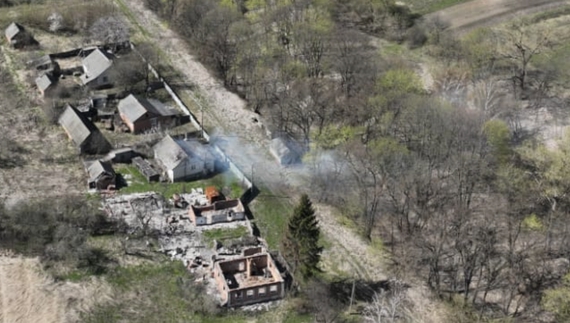 Пожежа у прикордонному селі Новгород-Сіверської громади після обстрілу. 18 квітня 2025 року