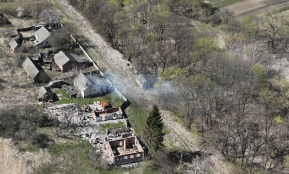 Пожежа у прикордонному селі Новгород-Сіверської громади після обстрілу. 18 квітня 2025 року