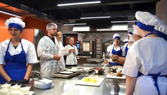 За рецептами Клопотенка: 30 студентів уперше готували шкільне меню