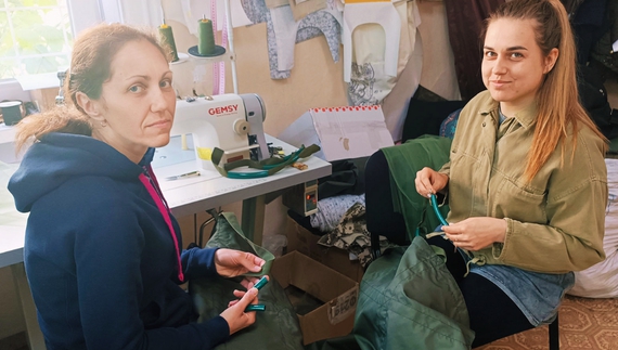 Марія ПОПКОВА і Валентина ЦИРКУН вдосконалюють ноші для поранених