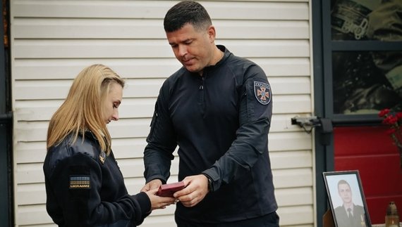 Орден «За мужність» ІІІ ступеня вручили дружині загиблого рятувальника Михайла Проценка