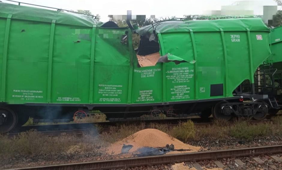 Прокуратура про нічну атаку на Бобровицю: через удар БпЛА затримується рух поїздів