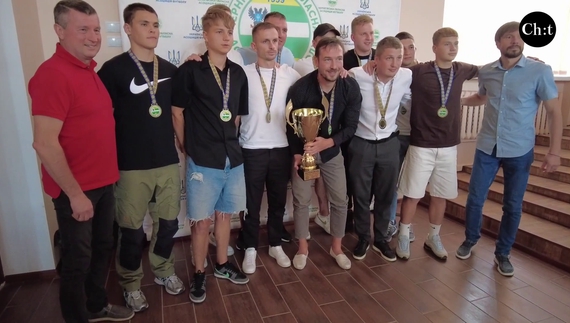 Команда Кудрівки святкує перемогу в чемпіонаті Чернігівської області з футболу