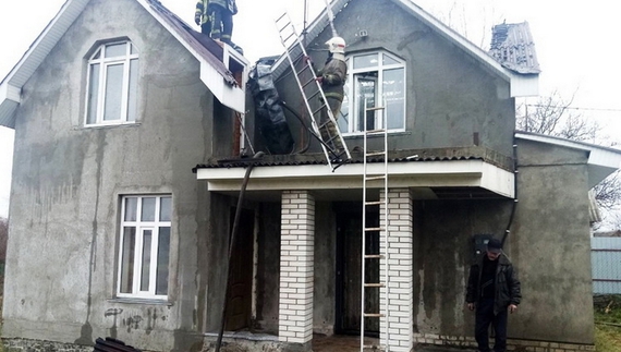 На Чернігівщині через підпал горів двоповерховий житловий будинок