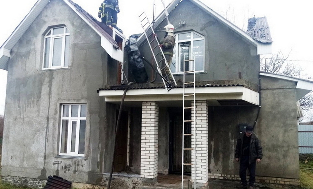 На Чернігівщині через підпал горів двоповерховий житловий будинок
