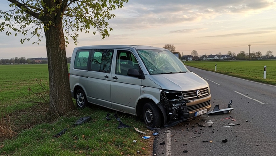 Volkswagen потрапив у ДТП на Чернігівщині: водій та пасажир госпіталізовані
