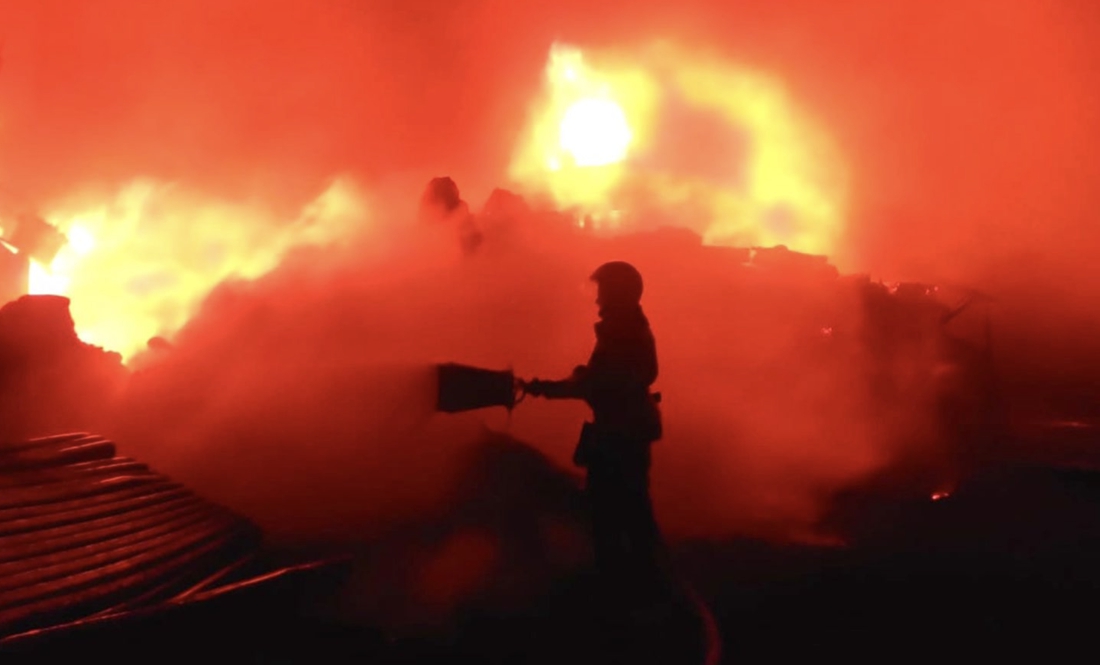 Пожежа після удар росіян по Прилуках. Фото ДСНС