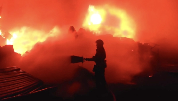 Пожежа після удар росіян по Прилуках. Фото ДСНС