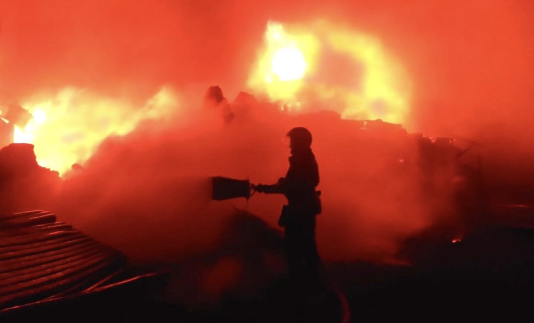 Пожежа після удар росіян по Прилуках. Фото ДСНС