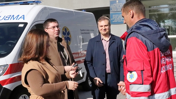 Врятують ще більше життів: найукомплектованіші у світі «швидкі» передали громадам Чернігівщини