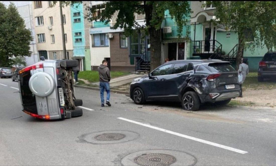 У Чернігові водій Honda CR-V допустив наїзд на припаркований Kia Sportage