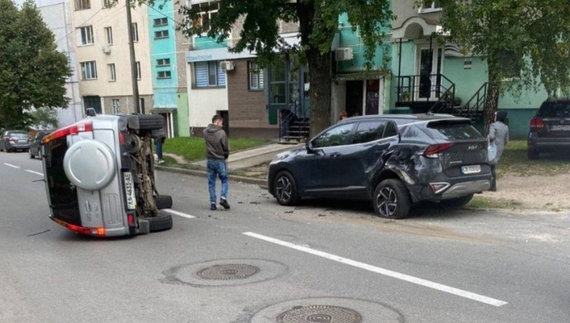 У Чернігові водій Honda CR-V допустив наїзд на припаркований Kia Sportage
