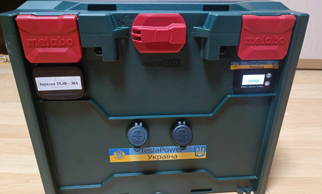 Подружжя з Чернігова збирає недорогі зарядні станції