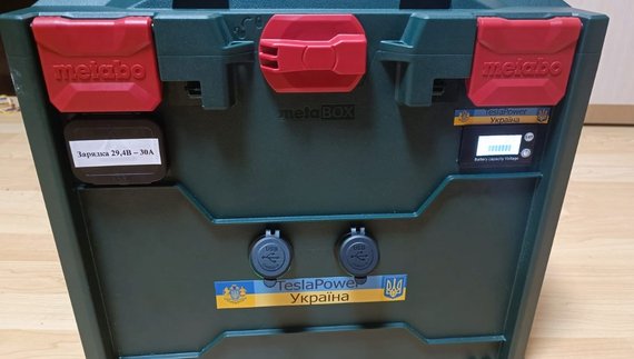 Подружжя з Чернігова збирає недорогі зарядні станції