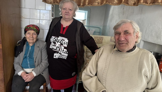 Палили багаття прямо в хаті і варили їсти: родина пенсіонерів переїхала з Покровська на Чернігівщину