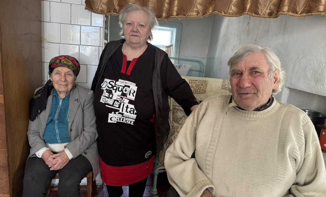 Зліва направо: Раїса Петреченко з донькою Тетяною та зятем Василем Костюком