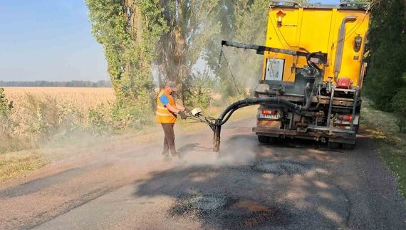 На Прилуччині аграрії ремонтують дорогу державного значення