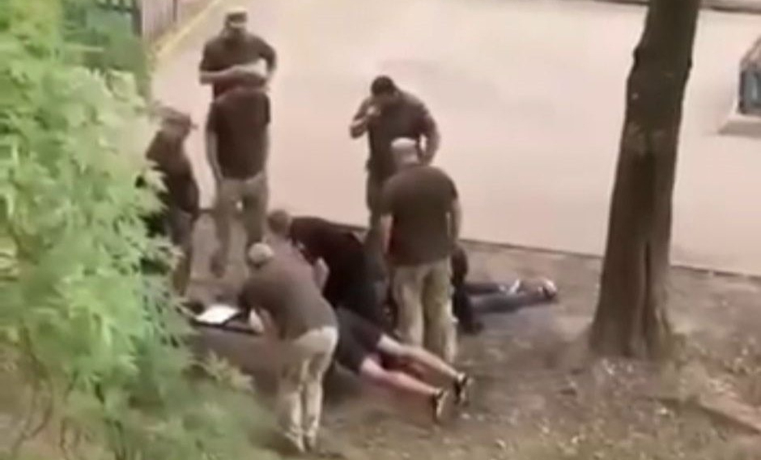 Поліцейський у Чернігові побив затриманого в кайданках: прокуратура розслідує інцидент