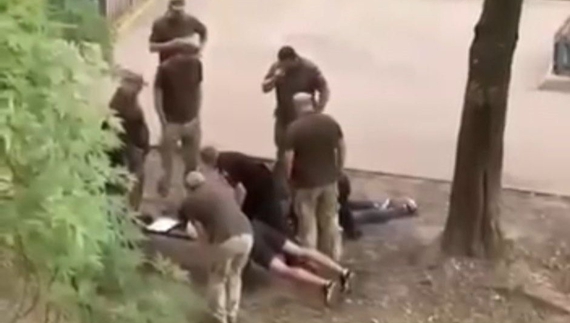 Поліцейський у Чернігові побив затриманого в кайданках: прокуратура розслідує інцидент