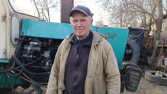 Микола Чорноштан біля свого трактора ЮМЗ, відремонтованого та оновленого