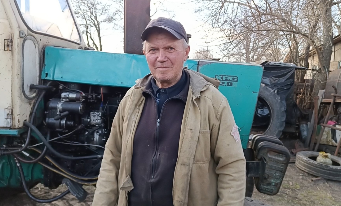 Микола Чорноштан біля свого трактора ЮМЗ, відремонтованого та оновленого