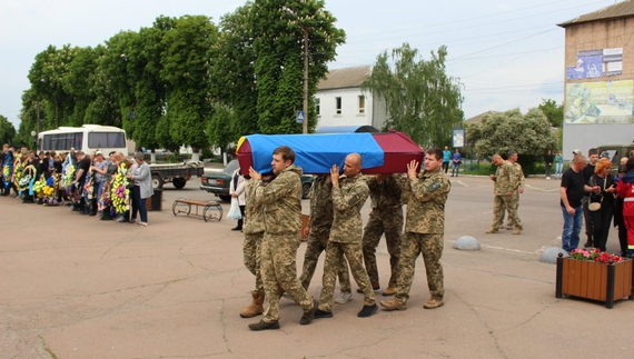 У Варві поховали загиблого на Харківщині бійця