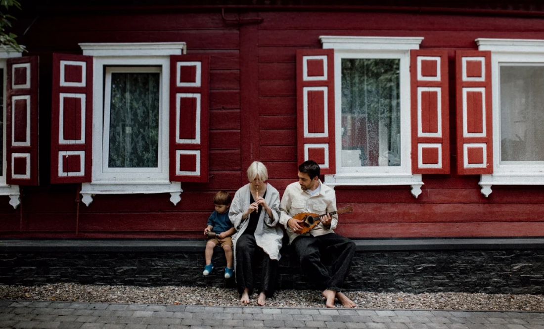 Співачка ONUKA з сім'єю біля родинної домівки у Чернігові