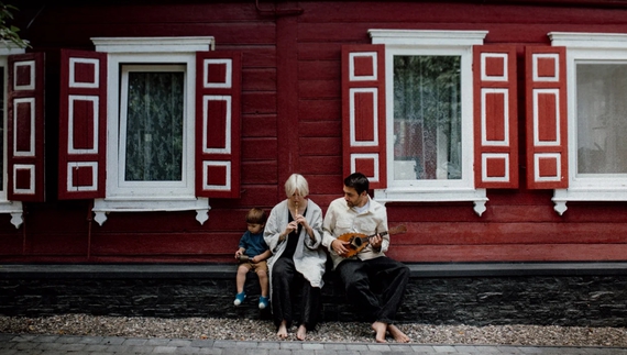 Співачка ONUKA з сім'єю біля родинної домівки у Чернігові
