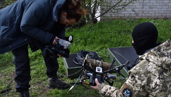 Оператор France 5 фільмує роботу українських дронарів