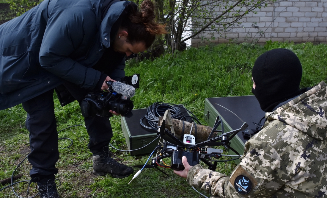 Оператор France 5 фільмує роботу українських дронарів