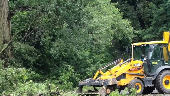 Комунальники показали, як долають наслідки дводенних злив у Чернігові