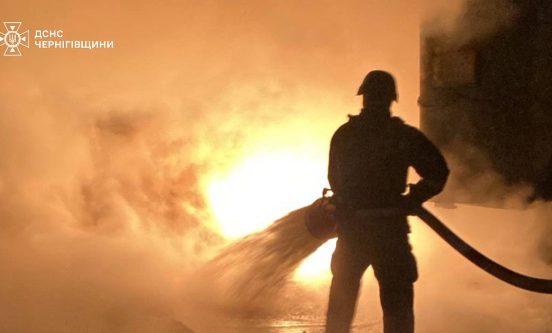 Влучання в багатоповерхівки, школу та дитсадок: росіяни цілу ніч запускали "герані" по Чернігов