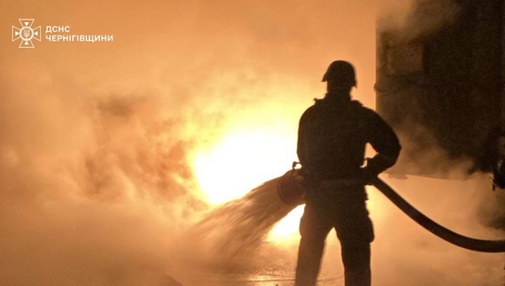 Влучання в багатоповерхівки, школу та дитсадок: росіяни цілу ніч запускали "герані" по Чернігов