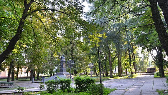 Кинув боєприпас у парк: що відомо про вибух у Ніжині
