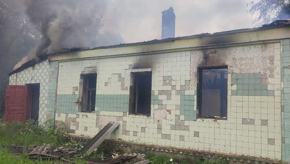 Російські війська обстріляли ФАП та зруйнували школу у Новгород-Сіверському районі