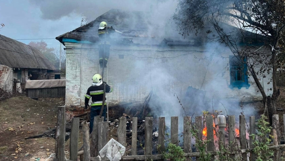 Згорів будинок. А чоловіку у військкоматі сказали: «Іди в армію, заробляй гроші на ремонт». Фото ілюстративне