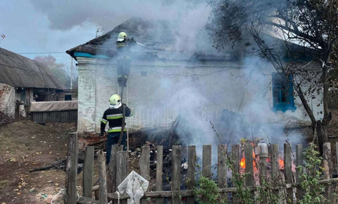 Згорів будинок. А чоловіку у військкоматі сказали: «Іди в армію, заробляй гроші на ремонт». Фото ілюстративне