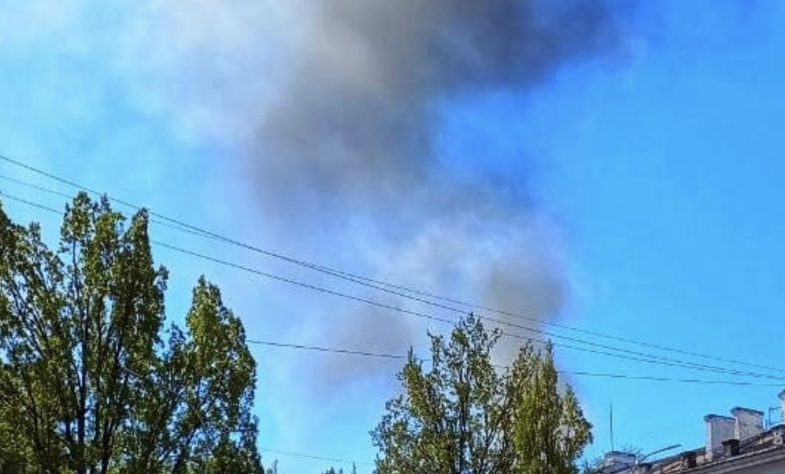 В центр Чернігова прилетів безпілотник: на містом стовп диму