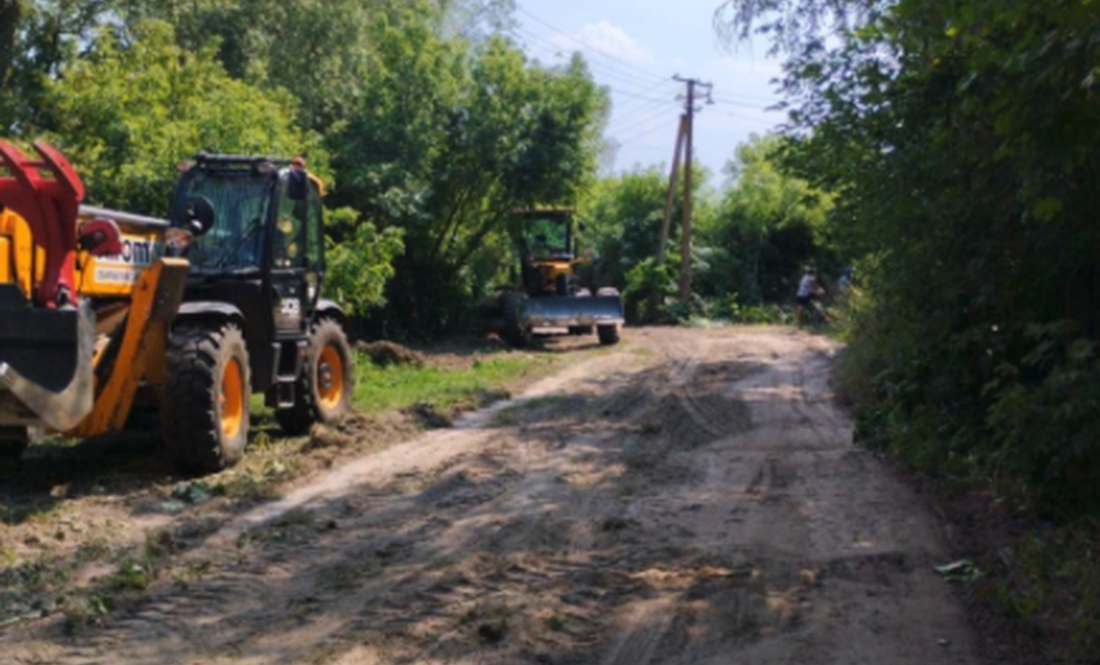 У громаді показали як комунальники та агрохолдинг уплорядковують вулиці