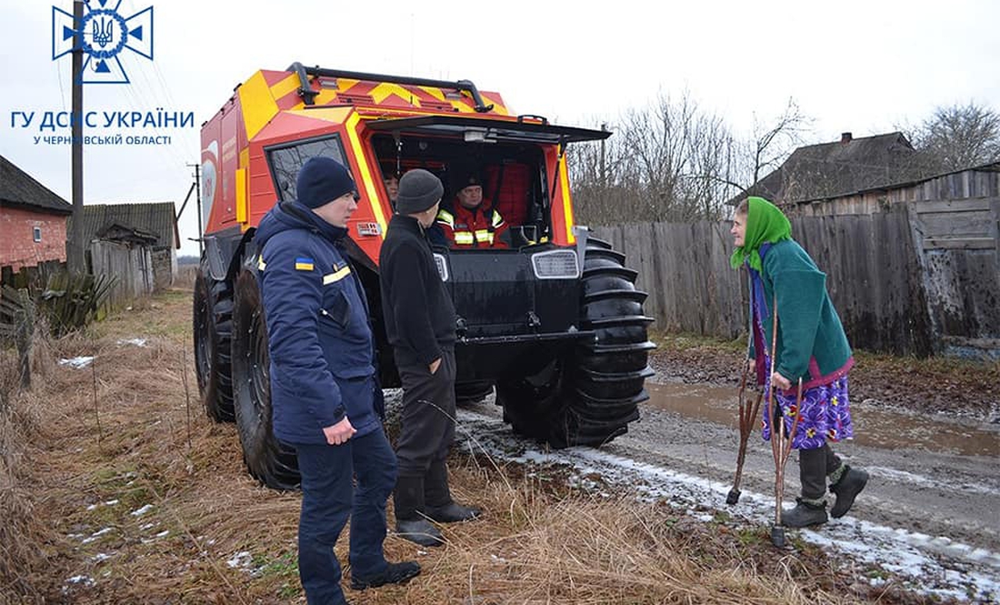 Рятувальники доставили продукти та ліки до підтоплених сіл – допоміг снігоболотохід «Богун»