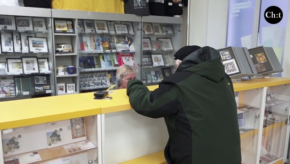 Чернігівець Борис Анатолійович прийшов до відділення Укрпошти оформити зимову тисячу на себе та дружину.