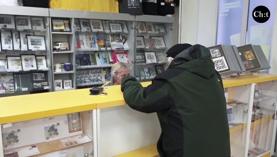 Чернігівець Борис Анатолійович прийшов до відділення Укрпошти оформити зимову тисячу на себе та дружину.