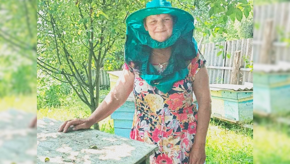 Ніна Мозоль на своїй пасіці