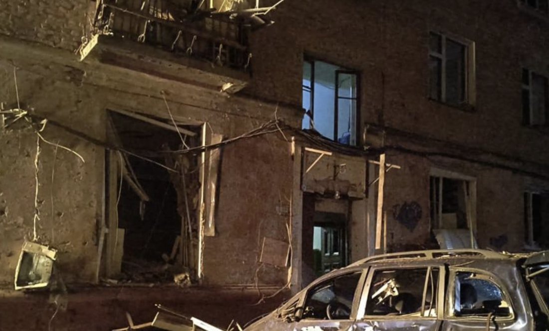 Росіяни поцілили у багатоповерхівку в Чернігові: є поранені