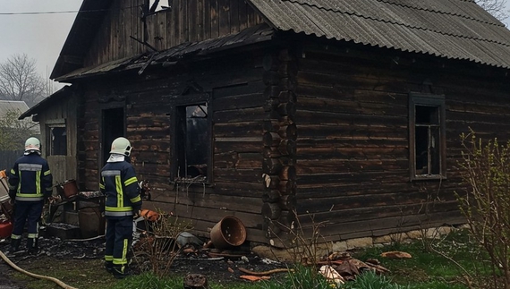 Пожежа у Чернігівському районі: вогонь знищив майно та пошкодив стіни будинку