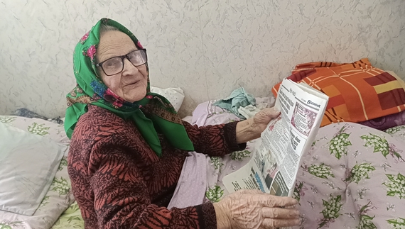 «Сам прочитаю і тещі передаю»: чоловік розповів як 100-річна бабуся читає газету