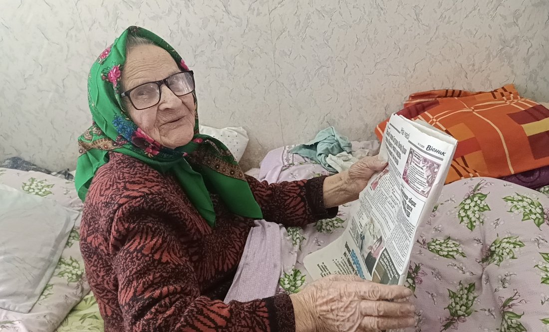 «Сам прочитаю і тещі передаю»: чоловік розповів як 100-річна бабуся читає газету